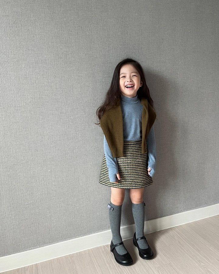 Girls Modern Knit Vest Outfit – Long Sleeve Top, Textured Skirt & Layered Look